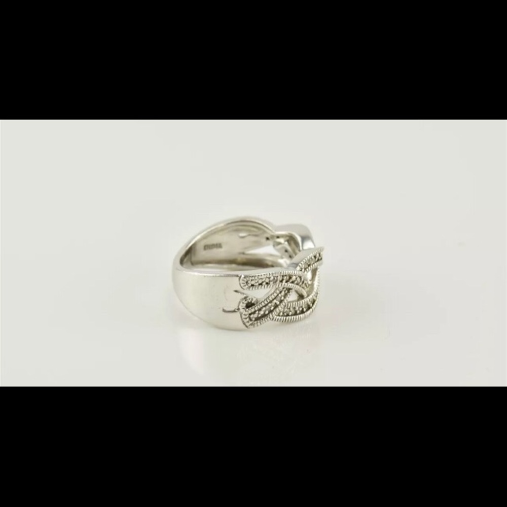 Crossover band with diamond accents - Picture 2 of 4